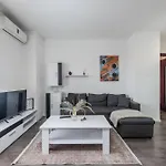 Unbeatable Location - Walkable * 地拉那