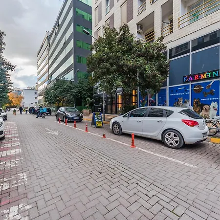 New Boulevard / 10' Walk From Center דירה