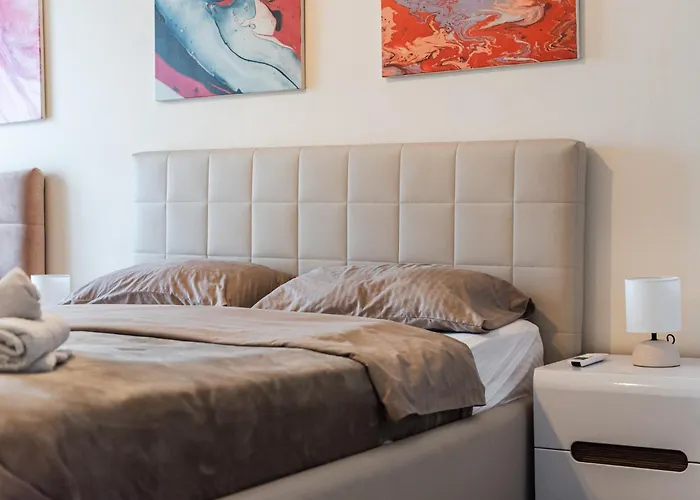 Unbeatable Location - Walkable *