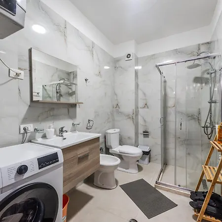 New Boulevard / 10' Walk From Center Apartment *