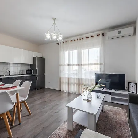 New Boulevard / 10' Walk From Center Apartment Tirana